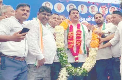 गुजरात कांग्रेस समिति में नए अध्यक्ष अमित चावड़ा का पार्षद इकबाल शेख के नेतृतव में सम्मान समारोह आयोजित