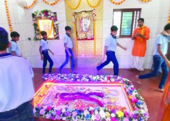 श्री संकटमोचन महावीर हनुमान मंदिर में 300 बालकों ने एक साथ किया हनुमान चालीसा का पाठ