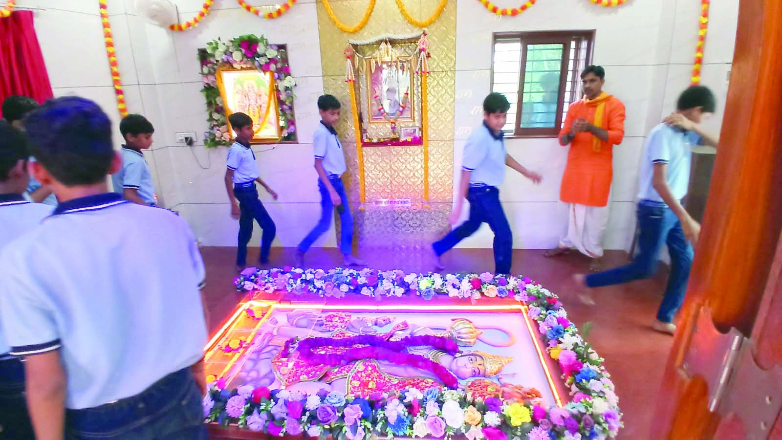 श्री संकटमोचन महावीर हनुमान मंदिर में 300 बालकों ने एक साथ किया हनुमान चालीसा का पाठ