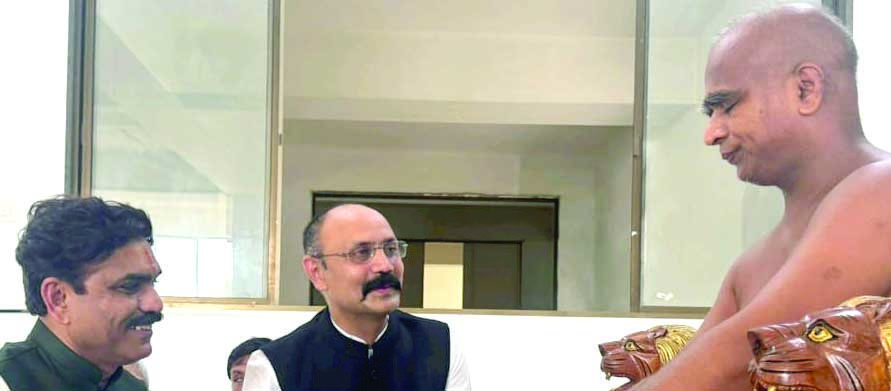 राष्ट्रीय अनुसूचित जाति आयोग के चेयरमैन किशोर मकवाना ने राष्ट्रसंत सुनील सागर जी महाराज से आशीर्वाद लिया