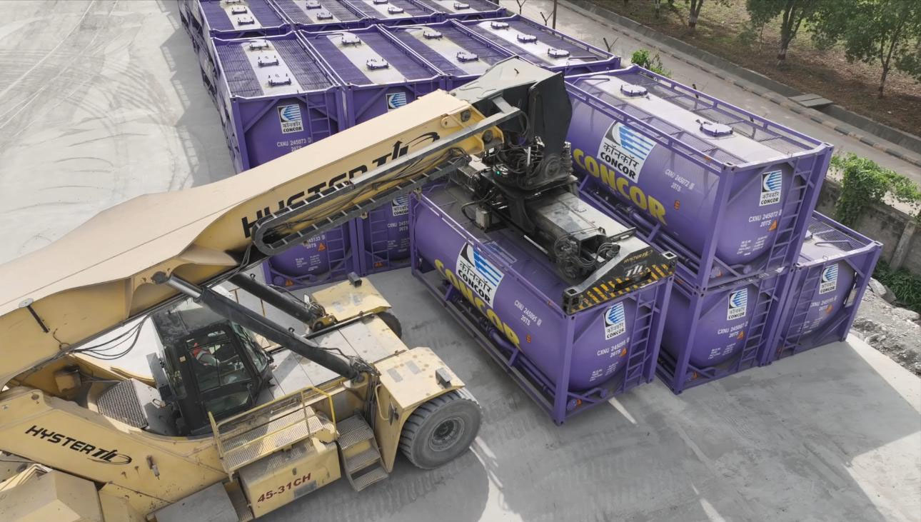 भारत में सीमेंट लॉजिस्टिक्स में नया युग : कॉनकॉर ने टैंक कंटेनरों में बल्क सीमेंट मूवमेंट किया शुरू