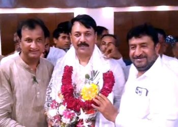 प्रदेश कांग्रेस के नवनियुक्त अध्यक्ष अमित चावड़ा का एयरपोर्ट पर इमरान खेडावाला एवं ग्यासुद्दीन शेख ने किया स्वागत