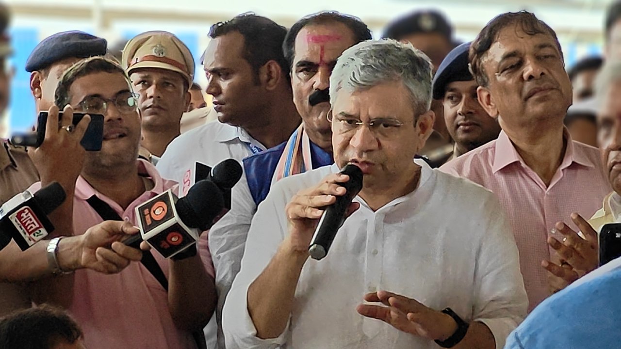 रेल मंत्री अश्विनी वैष्णव ने किया कर्पूरीग्राम स्टेशन के उन्नयन कार्य का शिलान्यास