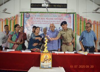 विद्यालयी एवं बोर्ड परीक्षाओं में प्रथम, द्वितीय  एवं तृतीय स्थान प्राप्त करने वाले विद्यार्थियों के लिए ‘गौरव पुरस्कार’ कार्यक्रम आयोजित