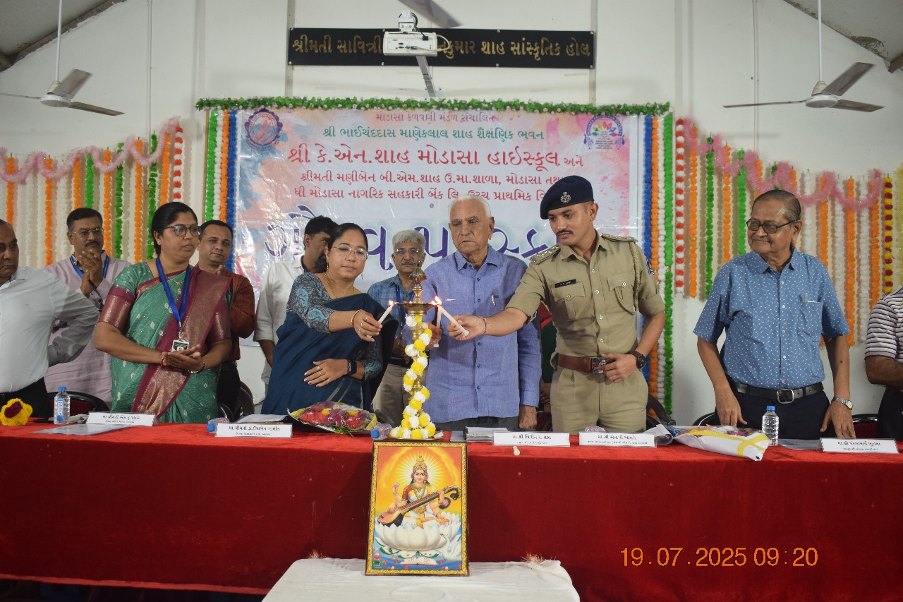 विद्यालयी एवं बोर्ड परीक्षाओं में प्रथम, द्वितीय  एवं तृतीय स्थान प्राप्त करने वाले विद्यार्थियों के लिए ‘गौरव पुरस्कार’ कार्यक्रम आयोजित