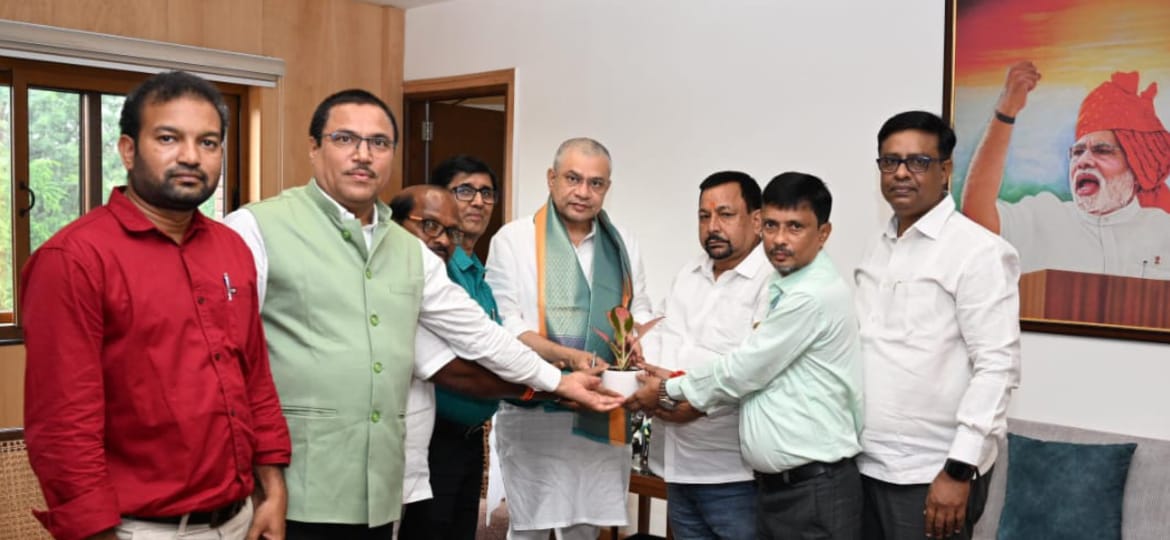 AIRSTSA का राष्ट्रीय प्रतिनिधिमंडल अध्यक्ष मुकेश कुमार नागर के नेतृत्व में फर्रुखाबाद लोकसभा सांसद से मिला