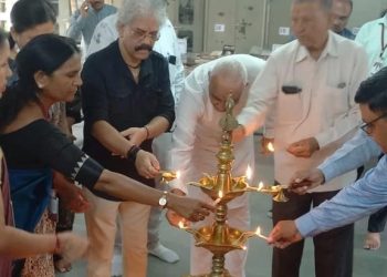 श्री डीजे पटेल कन्या विद्यालय में “सपना टूट रहा है” काव्य संग्रह का विमोचन