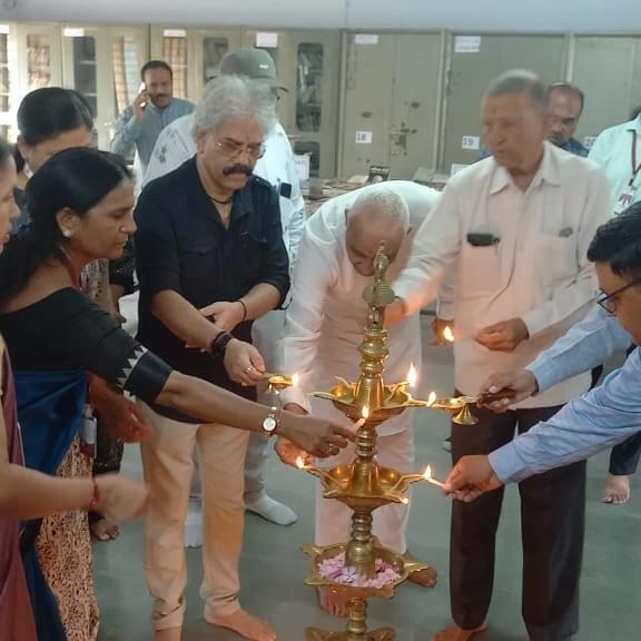 श्री डीजे पटेल कन्या विद्यालय में “सपना टूट रहा है” काव्य संग्रह का विमोचन