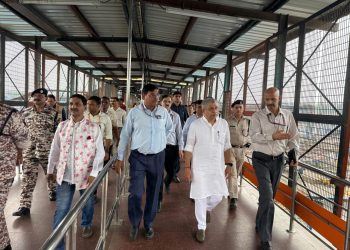 रेल मंत्री अश्विनी वैष्णव ने नई दिल्ली रेलवे स्टेशन पर होल्डिंग एरिया को जल्द पूरा करने के निर्देश दिए