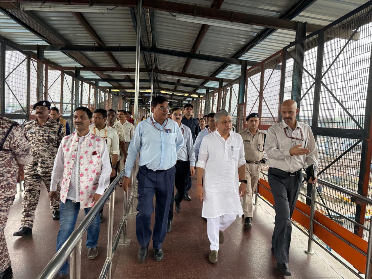 रेल मंत्री अश्विनी वैष्णव ने नई दिल्ली रेलवे स्टेशन पर होल्डिंग एरिया को जल्द पूरा करने के निर्देश दिए