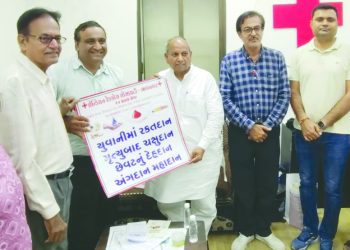अंगदान गतिविधियों को पूरे गुजरात में फैलाने के लिए कार्यरत दिलीपदादा देशमुख ने भावनगर रेडक्रॉस का दौरा किया