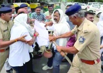 भावनगर में आश्चर्यजनक कार्यक्रम में आप ने कानून व्यवस्था के खिलाफ प्रदर्शन किया