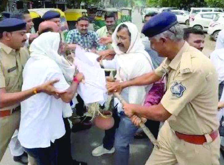 भावनगर में आश्चर्यजनक कार्यक्रम में आप ने कानून व्यवस्था के खिलाफ प्रदर्शन किया