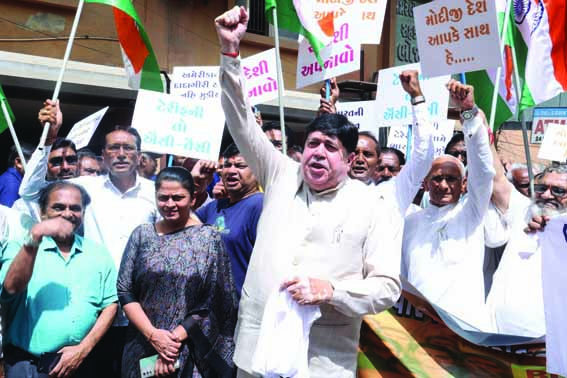 अमरेली में अमेरिकी टैरिफ नीति के ख़िलाफ़ भारतीय जन परिषद का विरोध प्रदर्शन