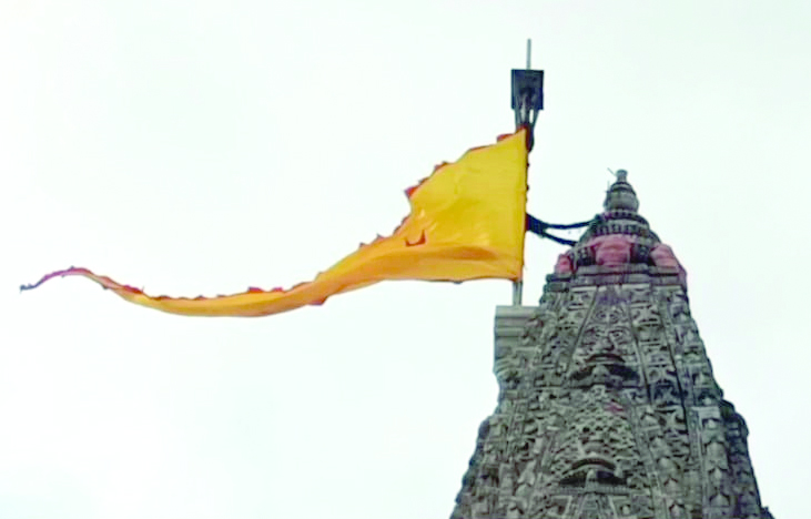 द्वारका: भारी बारिश से द्वारका मंदिर पर आधी काठी पर फहराया गया ध्वज