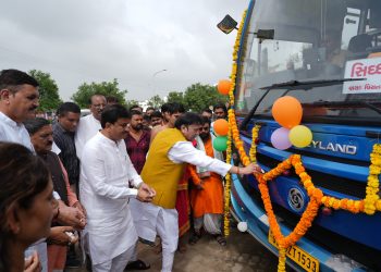 सिद्धपुर में बलवंत सिंह राजपूत ने 3 नई एसटी बसों को दिखाई हरी झंडी