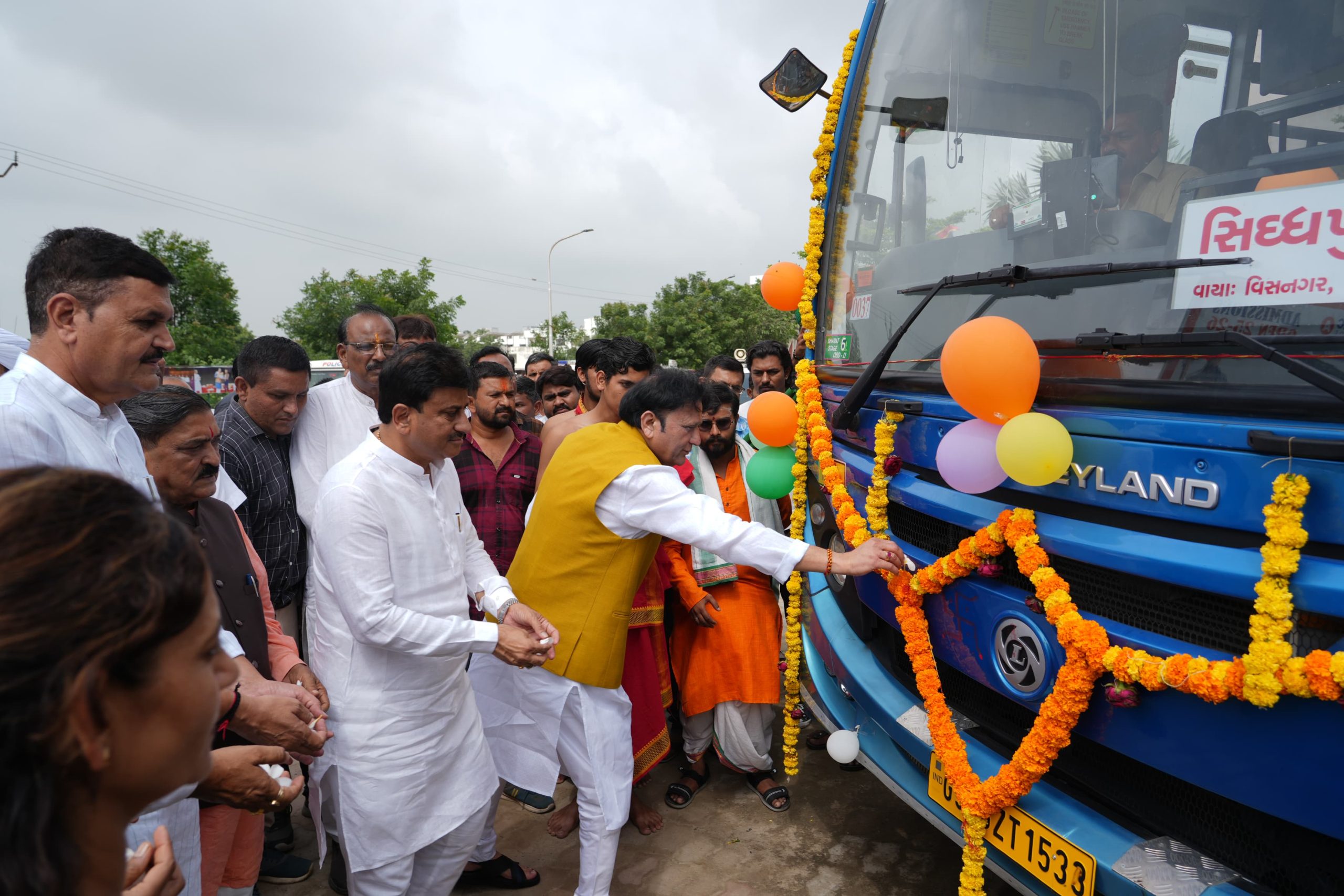 सिद्धपुर में बलवंत सिंह राजपूत ने 3 नई एसटी बसों को दिखाई हरी झंडी