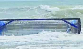 अबडासा: सांधण समुद्र तट से लावारिस कंटेनर मिला, मरीन पुलिस कोस्टगार्ड द्वारा जांच जारी