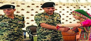 भारत-पाकिस्तान की अंतर्राष्ट्रीय सीमा पर बीएसएफ के जवानों के साथ गायिका गीता रबारी ने मनाया रक्षाबंधन