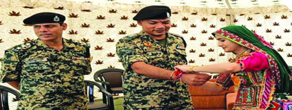 भारत-पाकिस्तान की अंतर्राष्ट्रीय सीमा पर बीएसएफ के जवानों के साथ गायिका गीता रबारी ने मनाया रक्षाबंधन