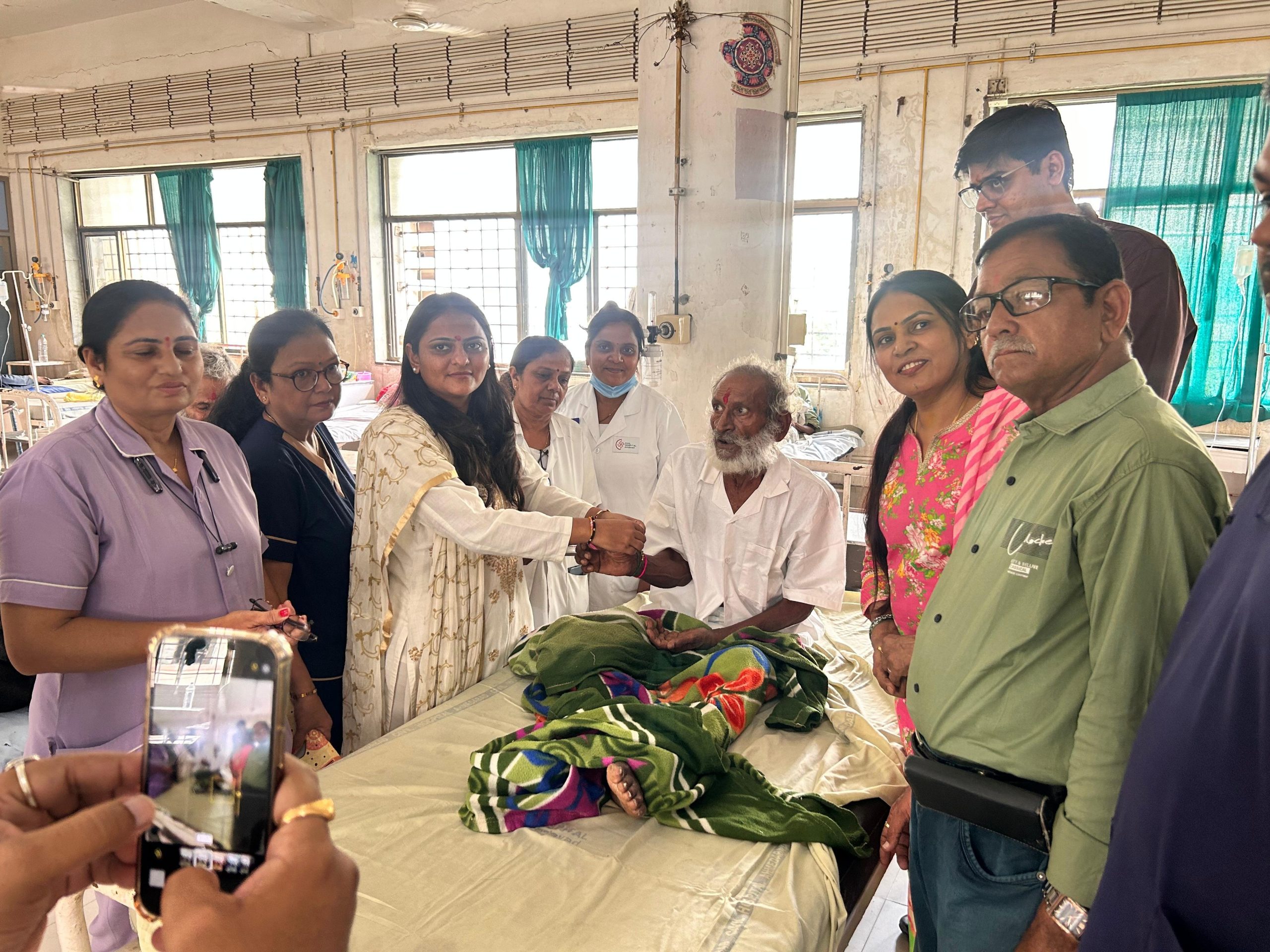 सिविल हॉस्पिटल में रक्षाबंधन: बिनवारसी मरीजों के साथ प्रेम और आत्मीयता की उत्सवधर्मिता