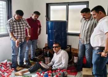 सूरत में नकली इंजन ऑयल बनाने वाली फैक्ट्री पकड़ी गई