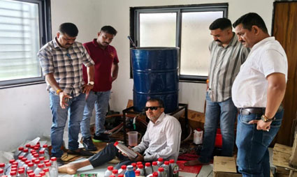 सूरत में नकली इंजन ऑयल बनाने वाली फैक्ट्री पकड़ी गई