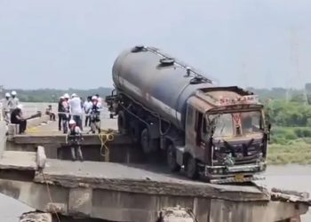 गंभीरा पुल पर लटके टैंकर को हटाने की तैयारी: सीएम के निर्देश के बाद विशेषज्ञों की टीम मौके पर, ड्रोन से निगरानी