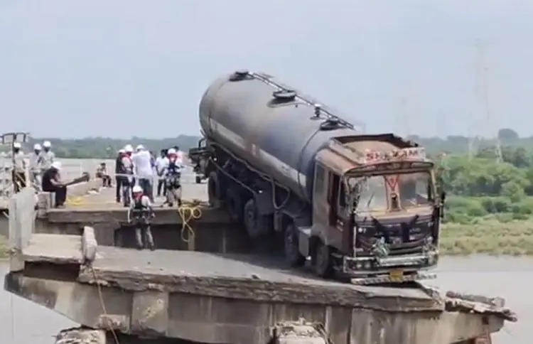 गंभीरा पुल पर लटके टैंकर को हटाने की तैयारी: सीएम के निर्देश के बाद विशेषज्ञों की टीम मौके पर, ड्रोन से निगरानी