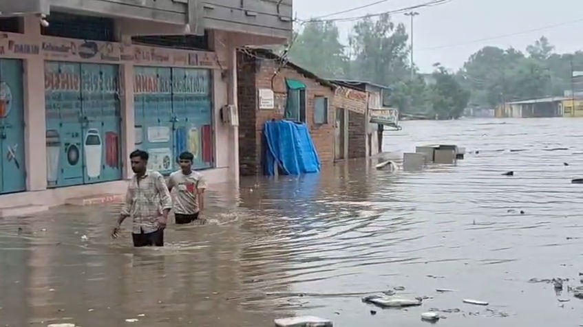 पंचमहाल के हालोल में मूसलाधार बारिश, 6 घंटे में 9 इंच बारिश से जलजमाव