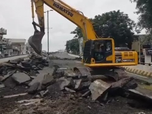 भ्रष्टाचार का प्रतीक ‘हाटकेश्वर ब्रिज’ को तोड़ने का काम शुरु, ब्रिज को तोड़ने में 6 महीने का समय लगेगा
