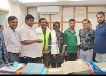 गोमतीपुर के कर्मचारियों ने दिखाई ईमानदारी कचरे में फेंके गए रु. 50,000 के गहने लौटाए