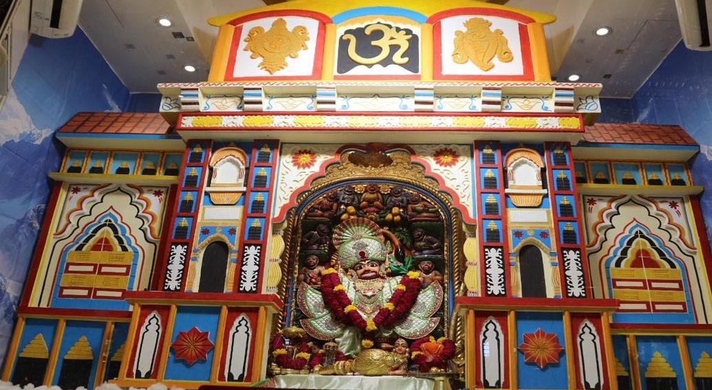 श्री कष्टभंजन देव हनुमानजी मंदिर के गर्भगृह में बद्रीनाथ मंदिर की झाँकी सजाई गई