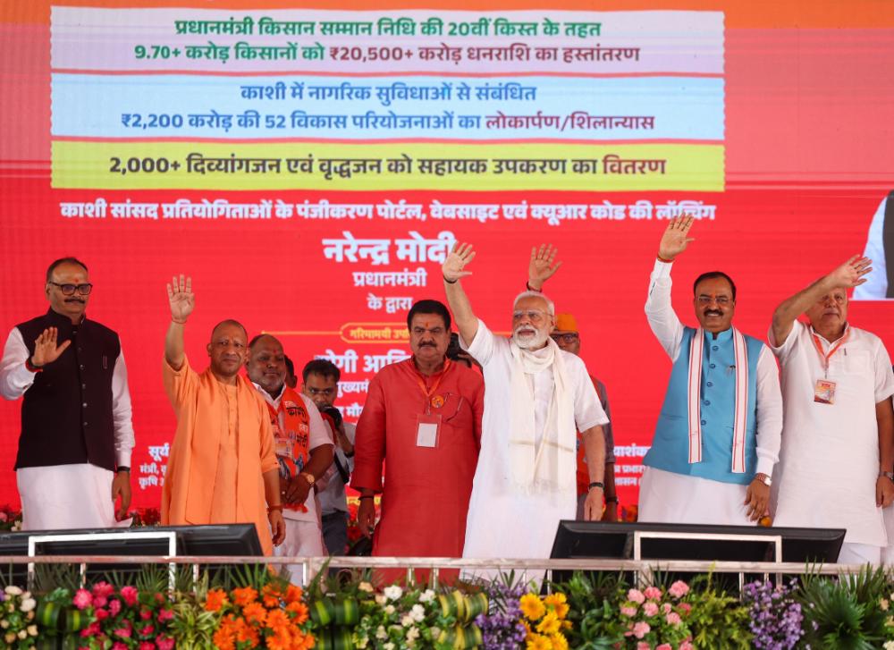 वाराणसी में पीएम ने 2,200 करोड़ रुपए के 52 प्रोजेक्ट लॉन्च किए,बेटियों के सिंदूर के बदले का वचन पूरा किया:मोदी