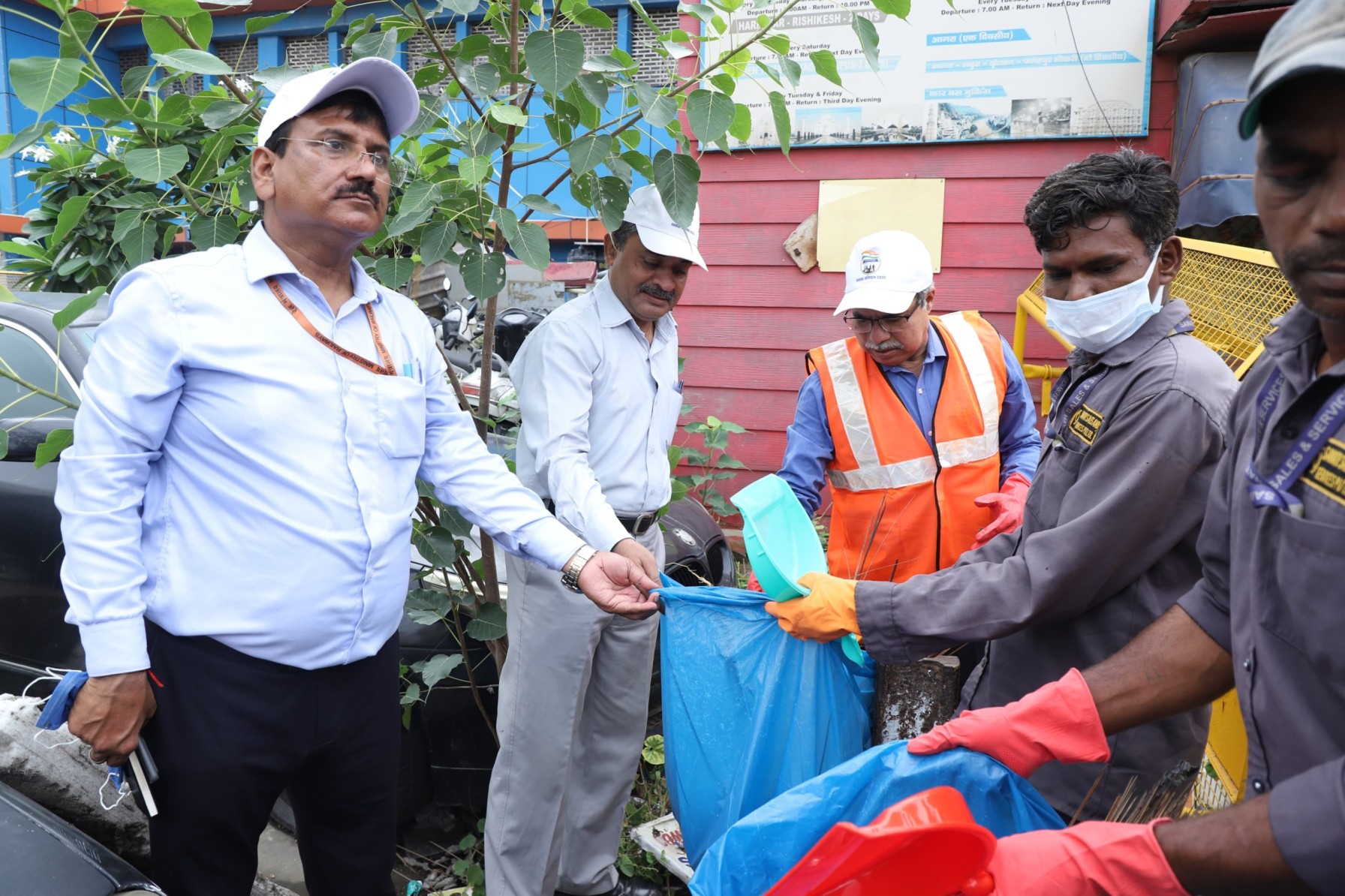 रेलवे ने स्वच्छता अभियान का किया आगाज : 15 अगस्त तक देश के सभी प्रमुख स्टेशनों पर चलेगा अभियान