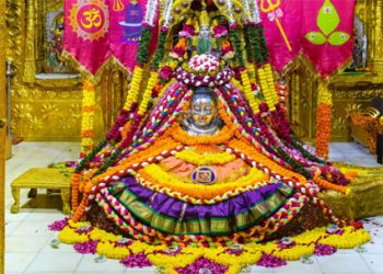 सोमनाथ महादेव का रंग-बिरंगे वस्त्रों से श्रृंगार