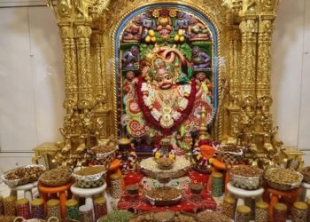 सारंगपुर में कष्टभंजनदेव हनुमानजी दादा को ड्राई फ्रूट का अन्नकूट चढ़ाया गया