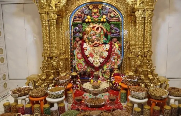 सारंगपुर में कष्टभंजनदेव हनुमानजी दादा को ड्राई फ्रूट का अन्नकूट चढ़ाया गया