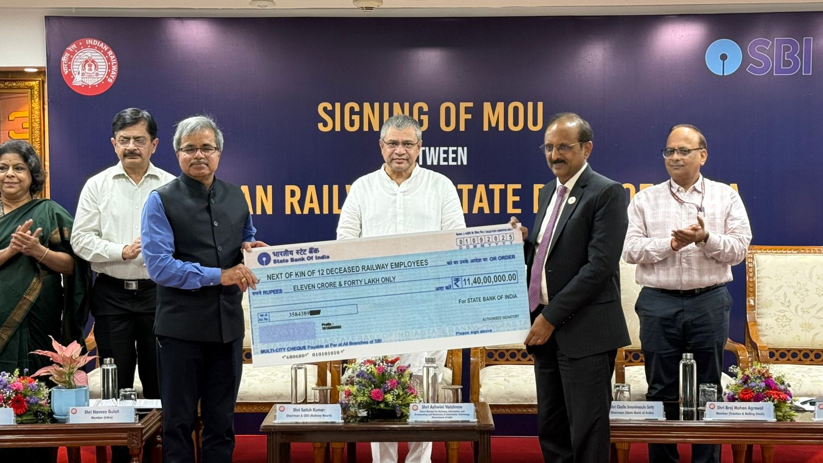 भारतीय रेलवे और भारतीय स्टेट बैंक ने अश्विनी वैष्णव की उपस्थिति में रेलवे कर्मचारियों को बीमा लाभ बढ़ाने के लिए समझौता ज्ञापन पर हस्ताक्षर किए