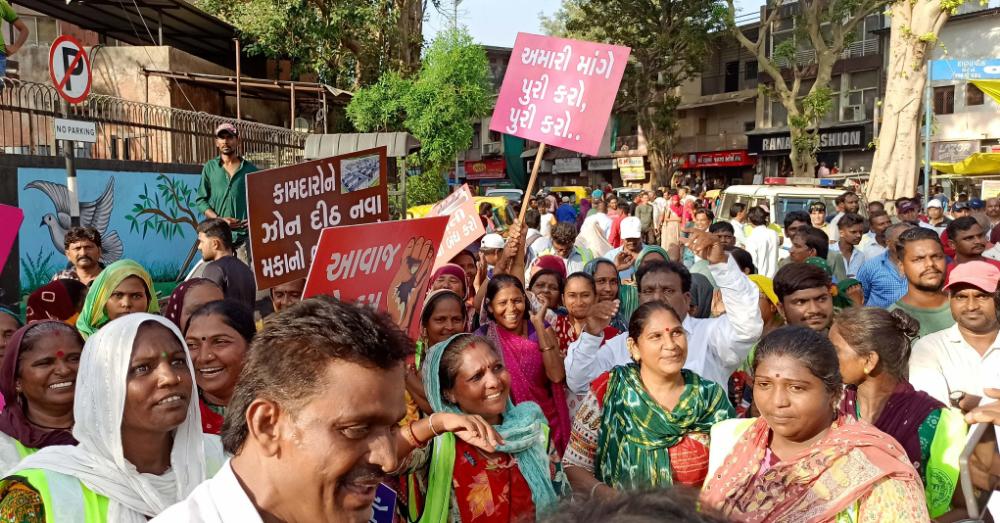 अहमदाबाद: नगर निगम कर्मचारियों ने 19 मांगों को लेकर निकाली विरोध रैली