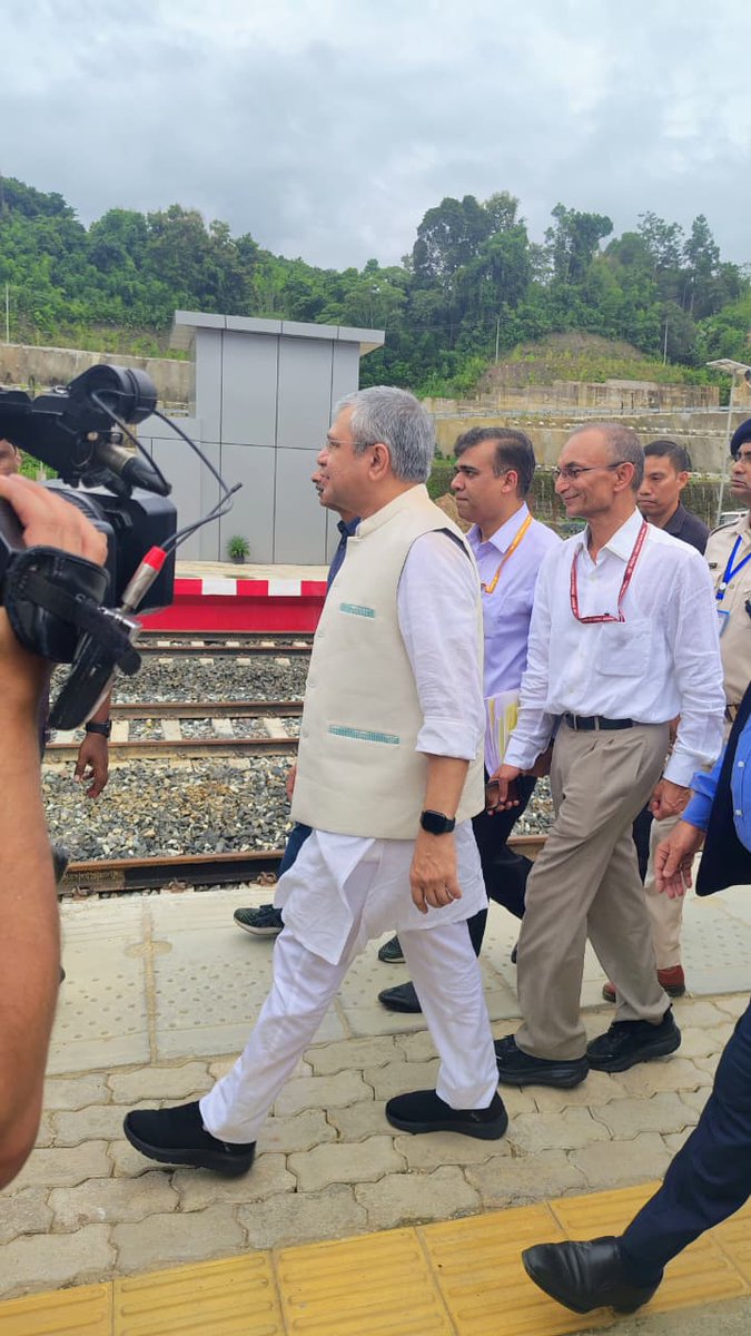 केंद्रीय मंत्री अश्विनी वैष्णव ने उद्घाटन से पहले बैराबी-साइरंग रेल लाइन का किया निरीक्षण