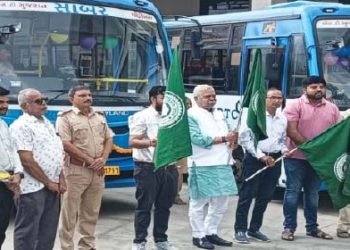 अरवल्ली के मोडासा बसपोर्ट में  मंत्री  भीखूसिंह परमार द्वारा 1 डीलक्स और 5 मिडी बसों का उद्घाटन