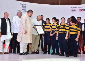 मुख्यमंत्री की सरलता के हुए दर्शन, प्रज्ञाचक्षु बच्ची को माइक देकर सुनी बात