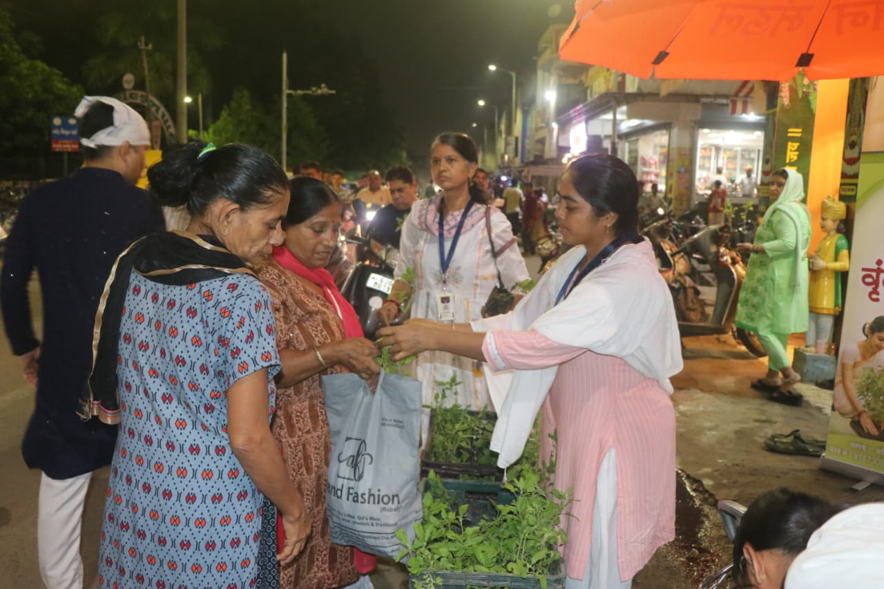 महिला उत्थान मंडल की बहनों ने वृंदा अभियान के अंतर्गत नि:शुल्क बाँटे तुलसी पौधे