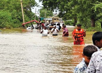 गुजरात में जारी मूसलाधार बारिश से जनजीवन अस्त-व्यस्त