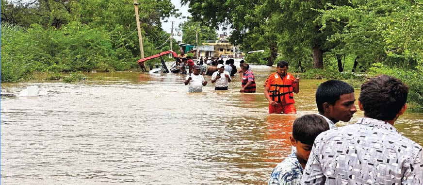 गुजरात में जारी मूसलाधार बारिश से जनजीवन अस्त-व्यस्त