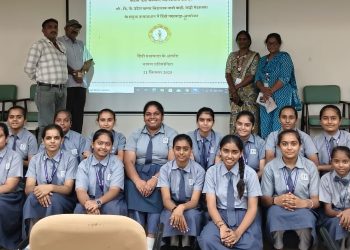 हिन्दी पखवाड़े में अहमदाबाद में छात्राओं की भाषण प्रतियोगिता