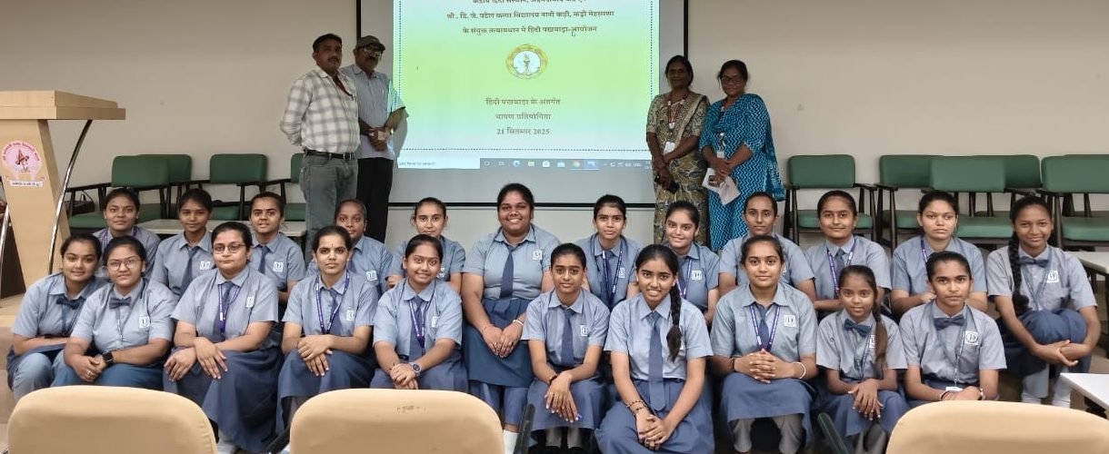 हिन्दी पखवाड़े में अहमदाबाद में छात्राओं की भाषण प्रतियोगिता