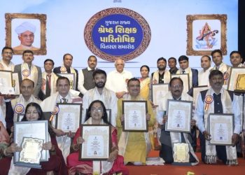गुजरात के सर्वश्रेष्ठ शिक्षकों को सरकार का तोहफा, अवार्ड विजेता शिक्षकों को ST बस में आजीवन मुफ्त यात्रा का लाभ मिलेगा