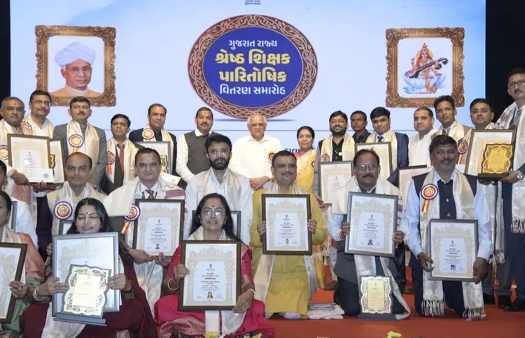 गुजरात के सर्वश्रेष्ठ शिक्षकों को सरकार का तोहफा, अवार्ड विजेता शिक्षकों को ST बस में आजीवन मुफ्त यात्रा का लाभ मिलेगा